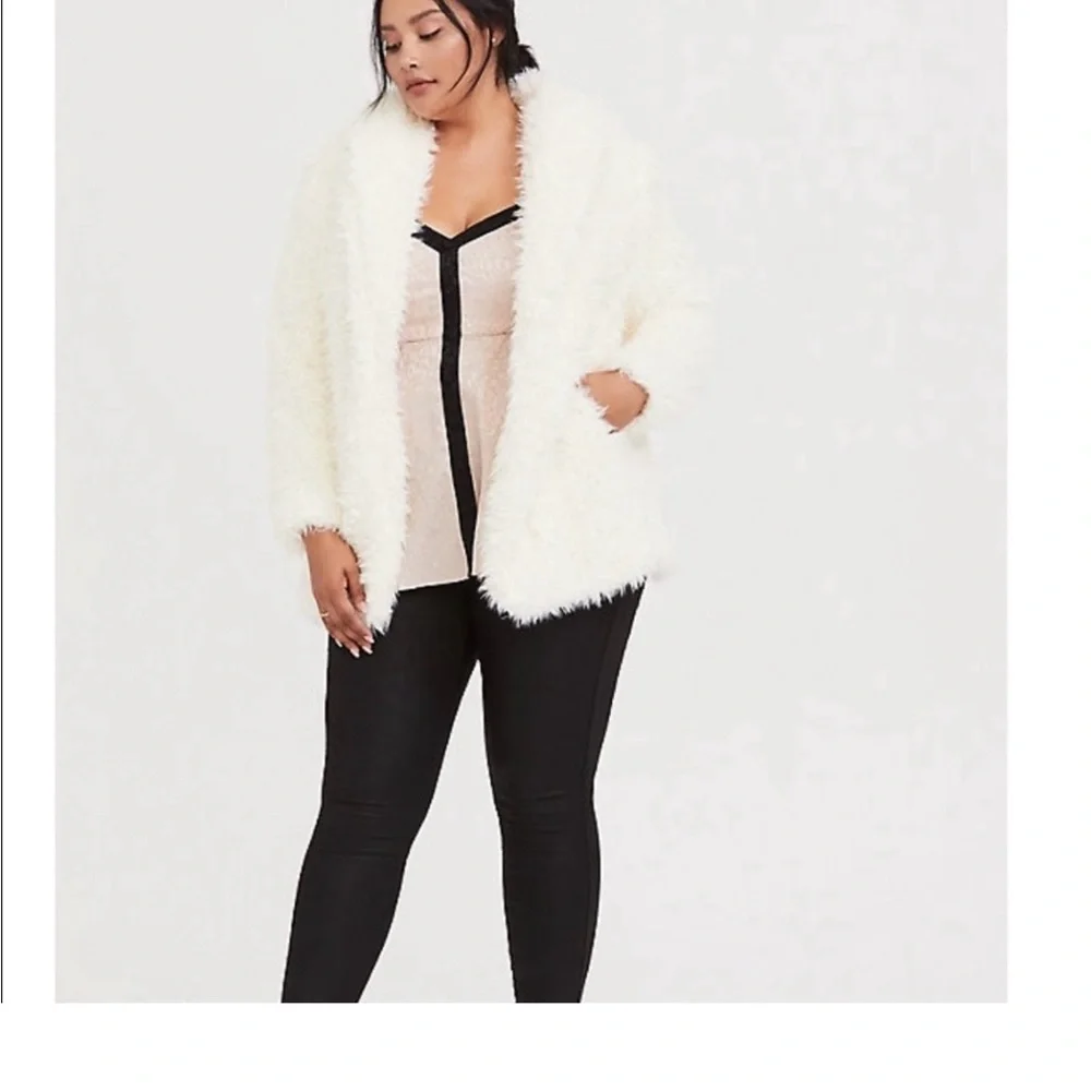 Torrid White Shaggy Faux Fur Jacket size 5 - Picture 2 of 8